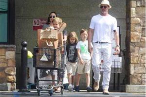 В Сеть попали фото Брэда Питта и Анджелины Джоли с детьми