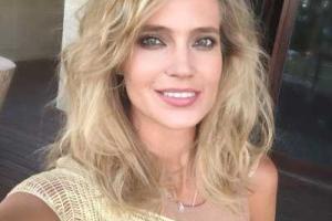 Глюкоза "засветила" грудь на концерте перед школьниками