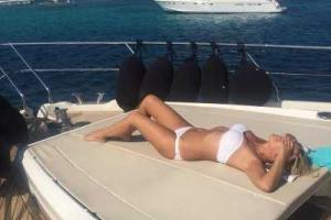 50-летняя Ирина Салтыкова похвасталась стройной фигурой в купальнике 