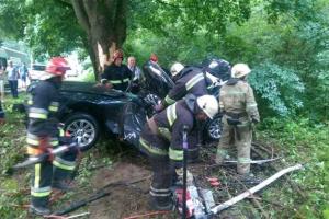 Во Львовской области автомобиль влетел в дерево: двое погибших