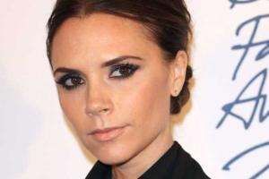 Викторию Бэкхем осудили за "взрослый" поцелуй с дочкой