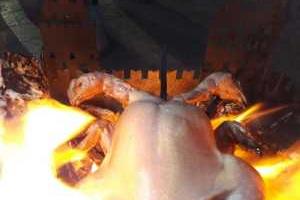 Возле дома Медведчука активисты сожгли двуглавую курицу и Кремль