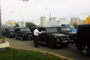 По Москве промчалась колонна из 30-ти Gelandewagen: будущие разведчики шумно отпраздновали выпускной