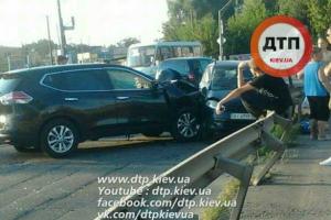Под Киевом в Вишневом автомобиль Ниссан протаранил Чери, есть пострадавшие