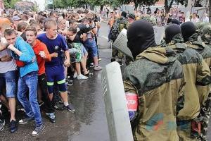 В Сети активно обсуждают видео, в котором жители Луганска тренируются разгону миротворческих миссий