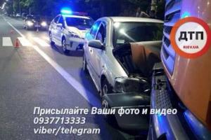 ДТП в Киеве: Опель врезался в мусоровоз