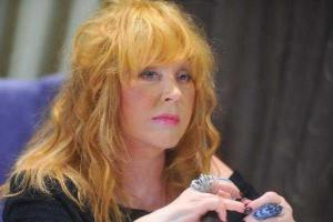 Алла Пугачева показала публике ягодицы