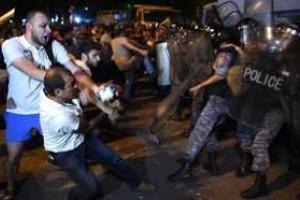 Беспорядки в Ереване: обстановка накаляется, есть раненые полицейские и митингующие