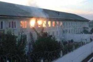 Российские силовики штурмовали колонию, где взбунтовались заключенные: опубликовано видео