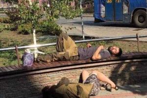 «Ополченцы» в Донбассе массово «отдыхают», лежа на тротуарах