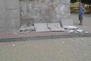 В Мариуполе отвалившаяся от памятного обелиска плитка чуть не травмировала детей
