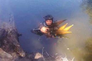 Со дна реки Айдар на Луганщине достали большой арсенал взрывчатки