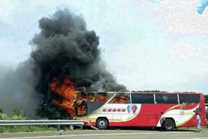 Жуткий инцидент в Тайване: туристы сгорели заживо прямо в автобусе