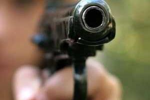 Камера видеонаблюдения засняла расстрел семейной пары на парковке в Москве