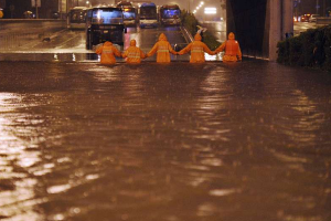 В Сети появилось новое видео пережитого стихийного бедствия в Китае