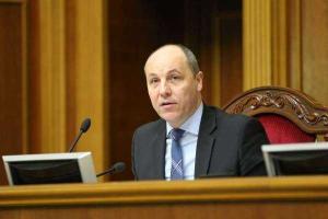 Парубий: На фоне обострения в зоне АТО, блокирование парламентской трибуны недопустимо