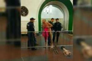 В московском метро полиция раздела догола пассажира
