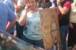 Активисты троллили участников "крестного хода" иконой с Путиным