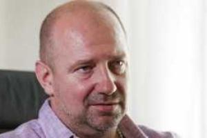 В Киеве у Печерского суда словесная перепалка между активистами и нардепом Мельничуком переросла в драку