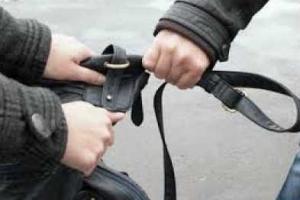 В Мариуполе пьяный мужчина украл продукты у пожилой женщины и начал их есть на месте преступления