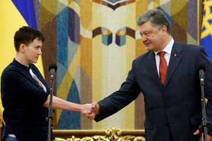 Президента Порошенко попросили лишить Савченко звания Героя Украины