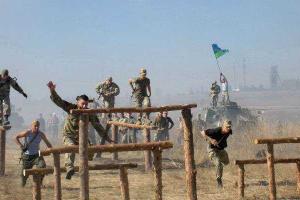 Бойцы в зоне АТО смастерили спортивный инвентарь из дерева и остатков снарядов: опубликованы фото