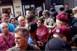 В Днепре активисты подрались с полицейскими из-за сноса киосков