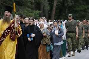 Под Киевом участники "крестного хода" пытаются прорваться через полицейский кордон