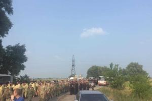 "Крестный ход" приближается к Киеву: верующих забросали яйцами, Нацгвардия пытается сдерживать конфликт