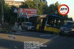 ДТП в Киеве: авто протаранило автобус и чуть не перевернуло его