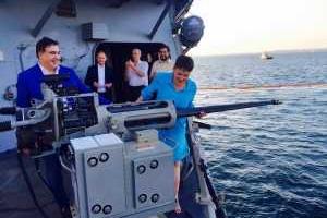 Савченко в очередной раз сверкнула пятками: нардеп босиком поднялась на военный корабль в Одессе