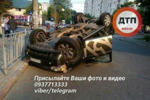 В Киеве "Ниссан" протаранил и перевернул "Рендж Ровер", есть пострадавшие