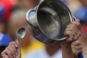 В Житомире провели акцию "Марш пустых кастрюль", требуя снизить цены на продукты и лекарства