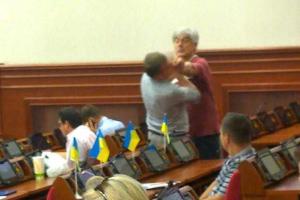 В сессионном зале Киевсовета "киборг" избил депутата за откровенную ложь