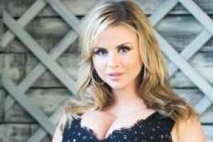 Анна Семенович показала соблазнительные формы в купальнике