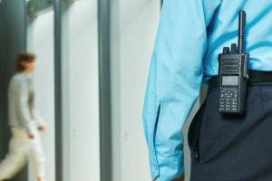 В России охранника супермаркета серьезно ранил пенсионер