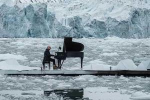 Итальянский композитор сыграл на рояле на фоне тающего ледника