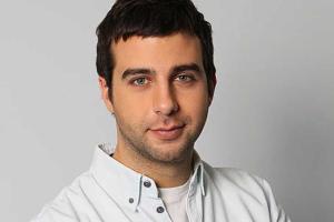 Иван Ургант учит ходить свою маленькую дочь