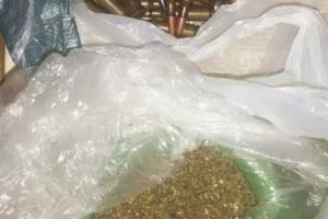 В Мариуполе правообхранители обнаружили у мужчины коноплю и патроны