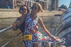 Ольга Бузова выложила в сеть фото с заметно помолодевшей мамой 