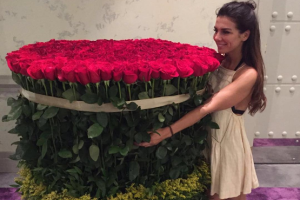 Анне Седоковой подарили гигантский букет роз 