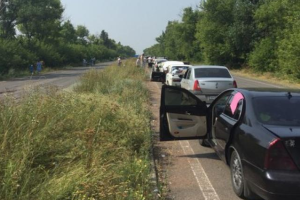 На блокпостах огромные очереди: в Марьинке и на Перлине ночевали сотни автомобилей
