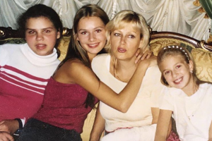 Мария Кожевникова показала фото с семьей 15-летней давности