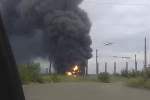 Масштабный пожар в Алчевске: появилось видео пылающих цистерн