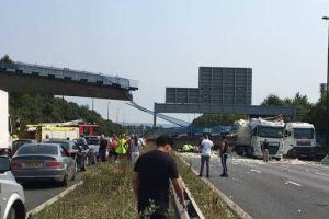 В Великобритании пешеходный мост рухнул на автостраду