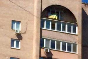 Над квартирой Моторолы в Донецке вывесили украинский флаг