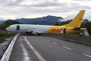 В Италии огромный "Боинг" перегородил шоссе