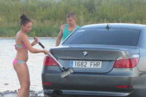 Молодая пара "искупала" BMW в реке: опубликованы фото