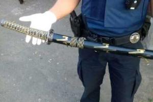 В Одессе посреди улицы парень пытался заколоть себя саблей