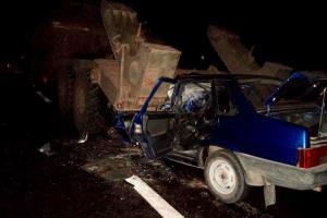 На Донетчине в ДТП с военным тягачом погибли женщина и ребенок